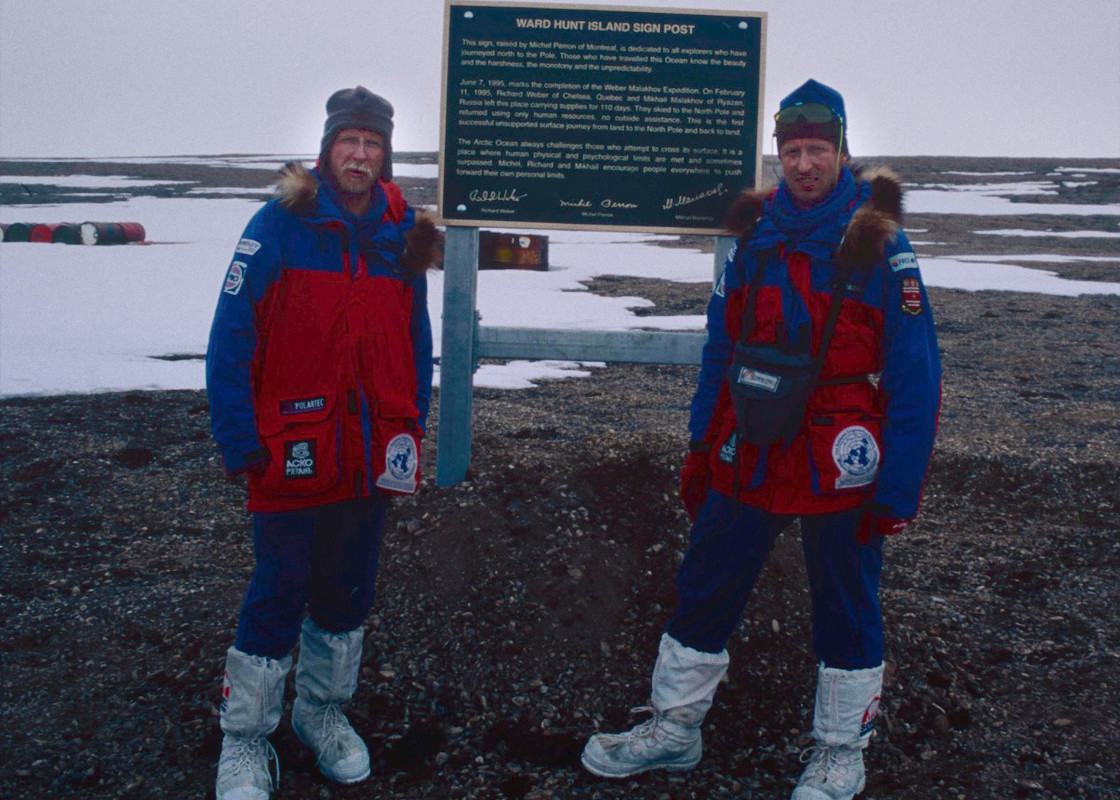Ричард Вебер и Михаил Малахов возле памятной таблички после завершения экспедиции. Фото: М. Малахов / Р. Вебер