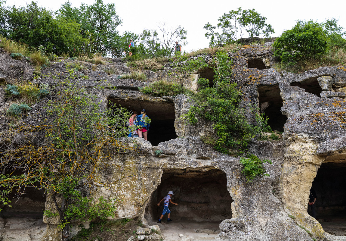 Мягкая порода "столовых гор" Крыма позволяет довольно легко создавать искусственные пещеры. Фото: Михаил Бояркин, участник конкурса "Самая красивая страна"