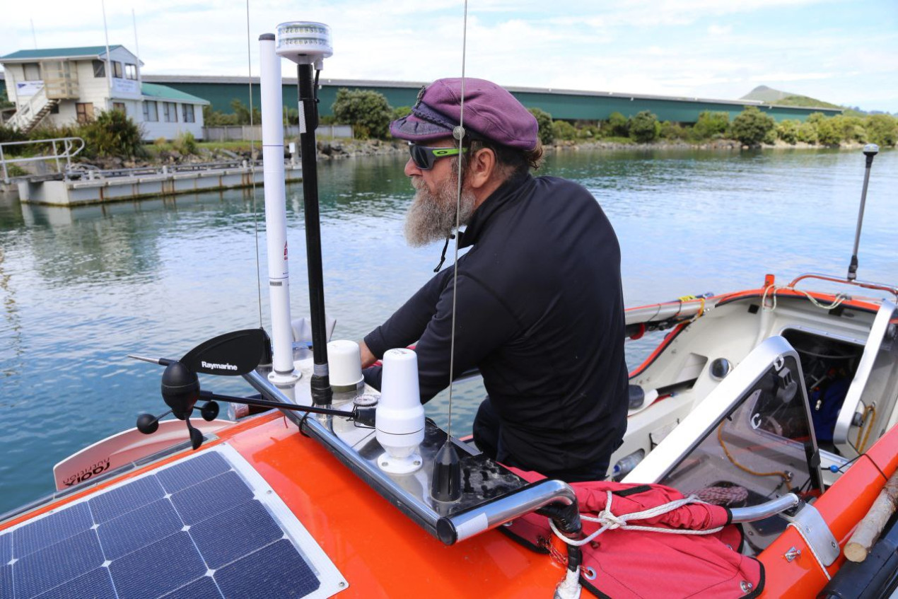 The radar frame is clearly visible to the left of Fedor Konyukhov, this is the most vulnerable unit on the boat. Photo: Oskar Konyukhov