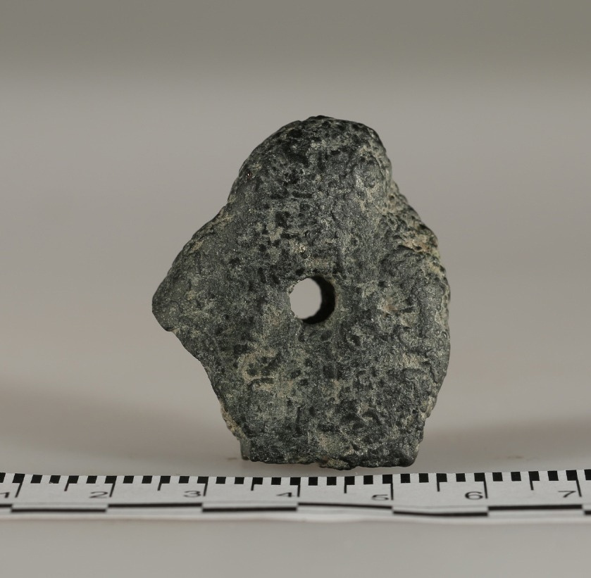 Камень с рукотворным отверстием. Фото участников экспедиции