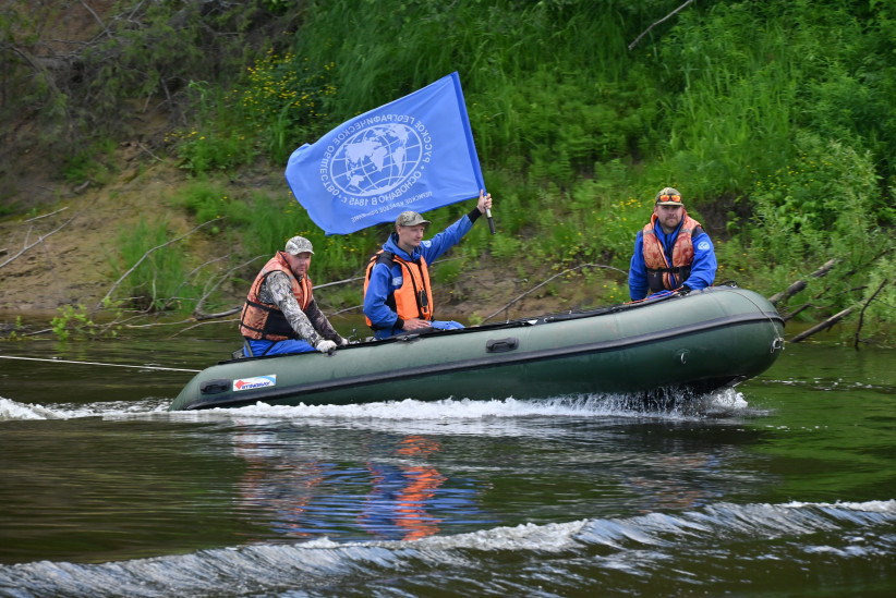 Ученые исследуют реку Колву. Фото: Пермское краевое отделение РГО