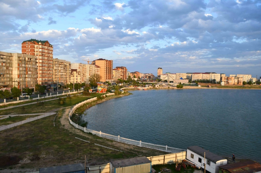 Застройка берегов превратила озеро Ак-Гёль в искусственный водоём. Фото: Антон Чибилёв 