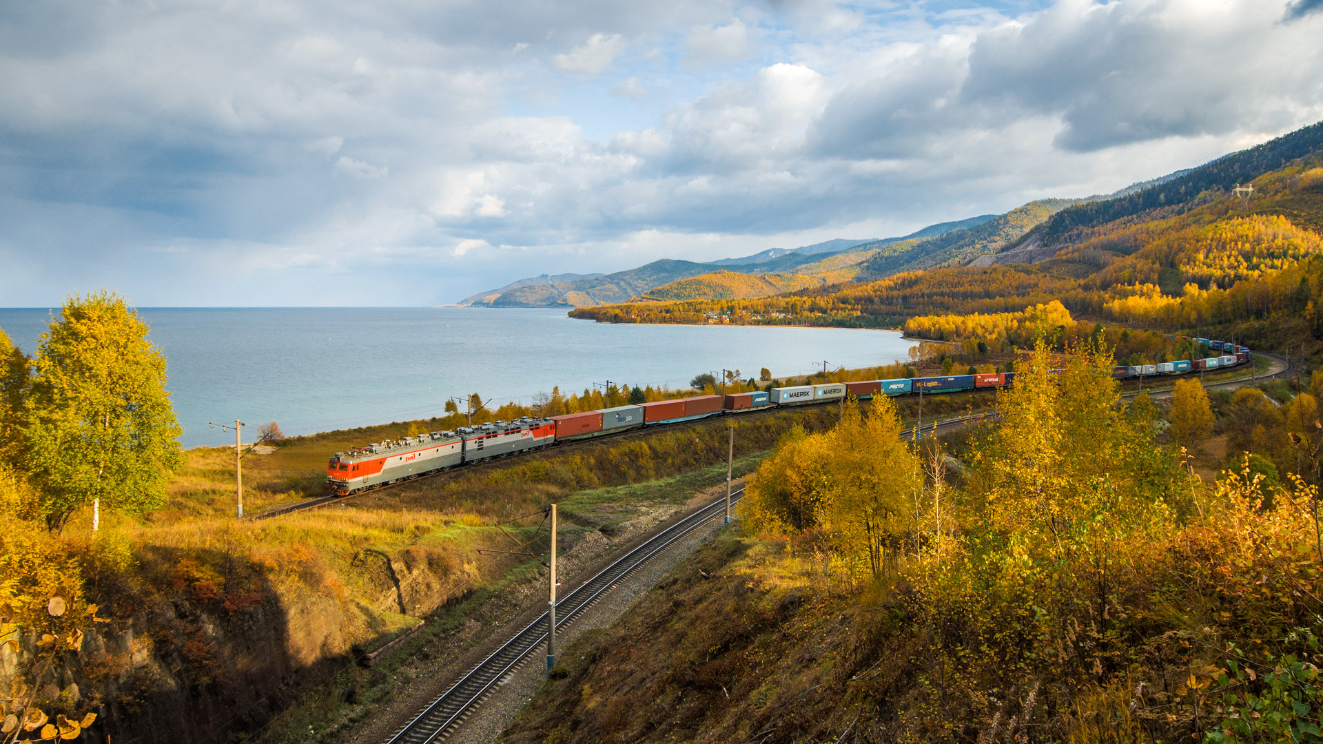 Транссиб в районе Байкала. Фото: Алексей Задонский, участник конкурса РГО