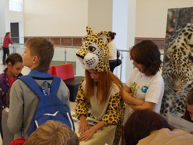 Внимание гостей фестиваля привлекал волонтер в костюме леопарда 
