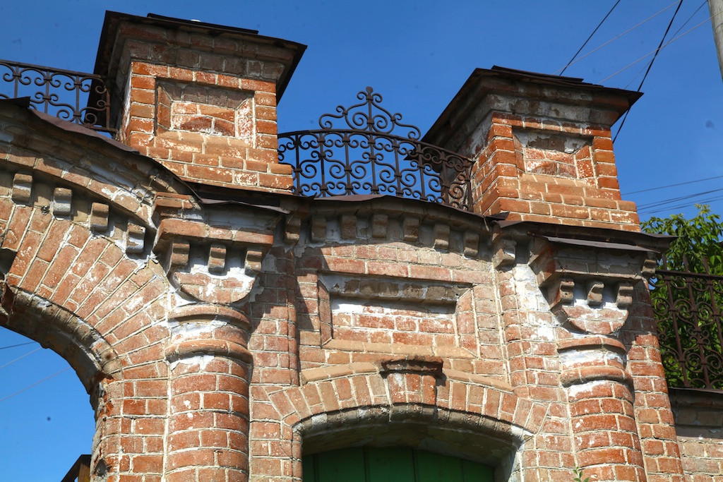 Ворота купеческого дома в Троицке. Фото: Александр Лыскин