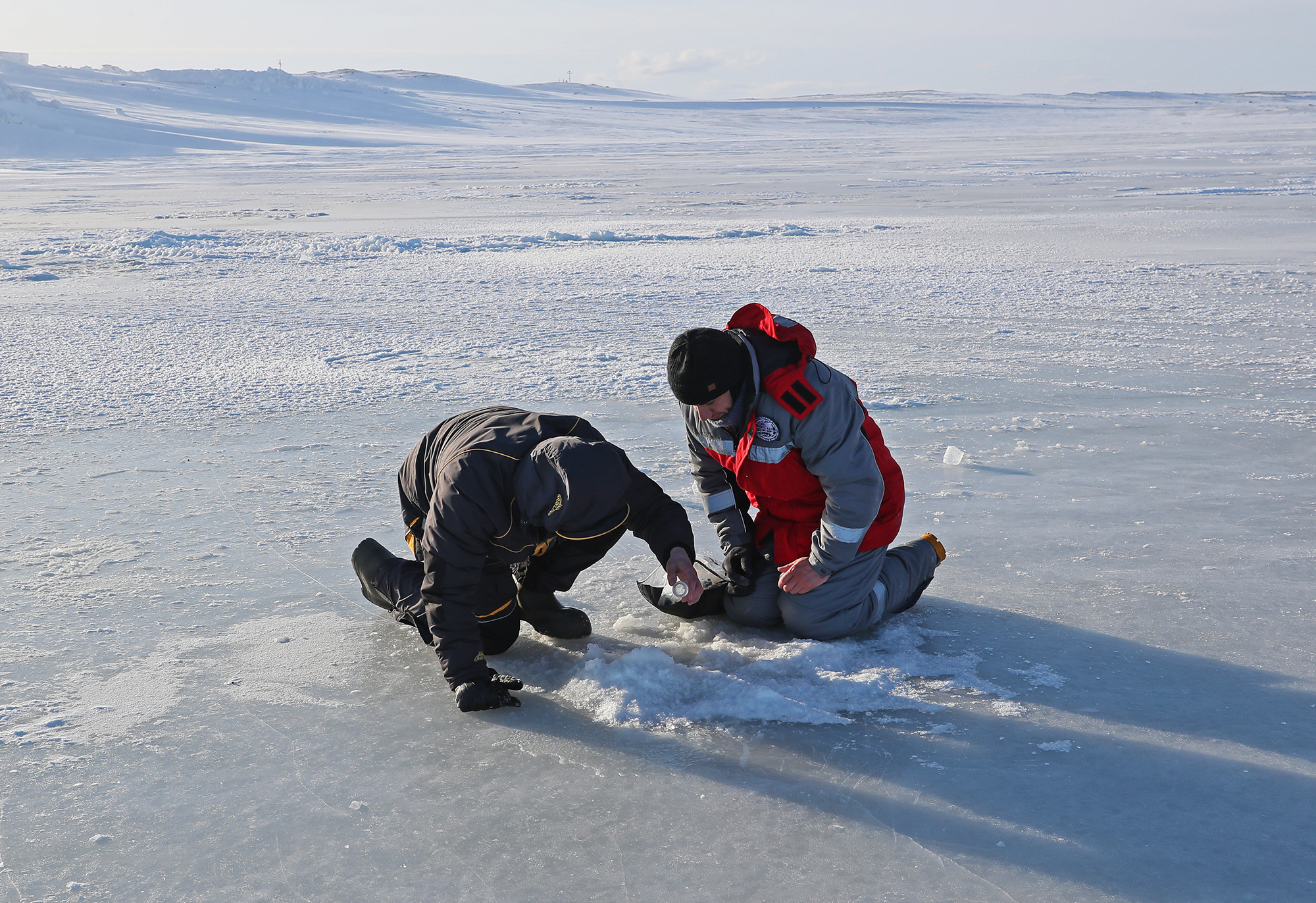 Ученые берут пробы воды и льда. Фото: Гавриил Григоров