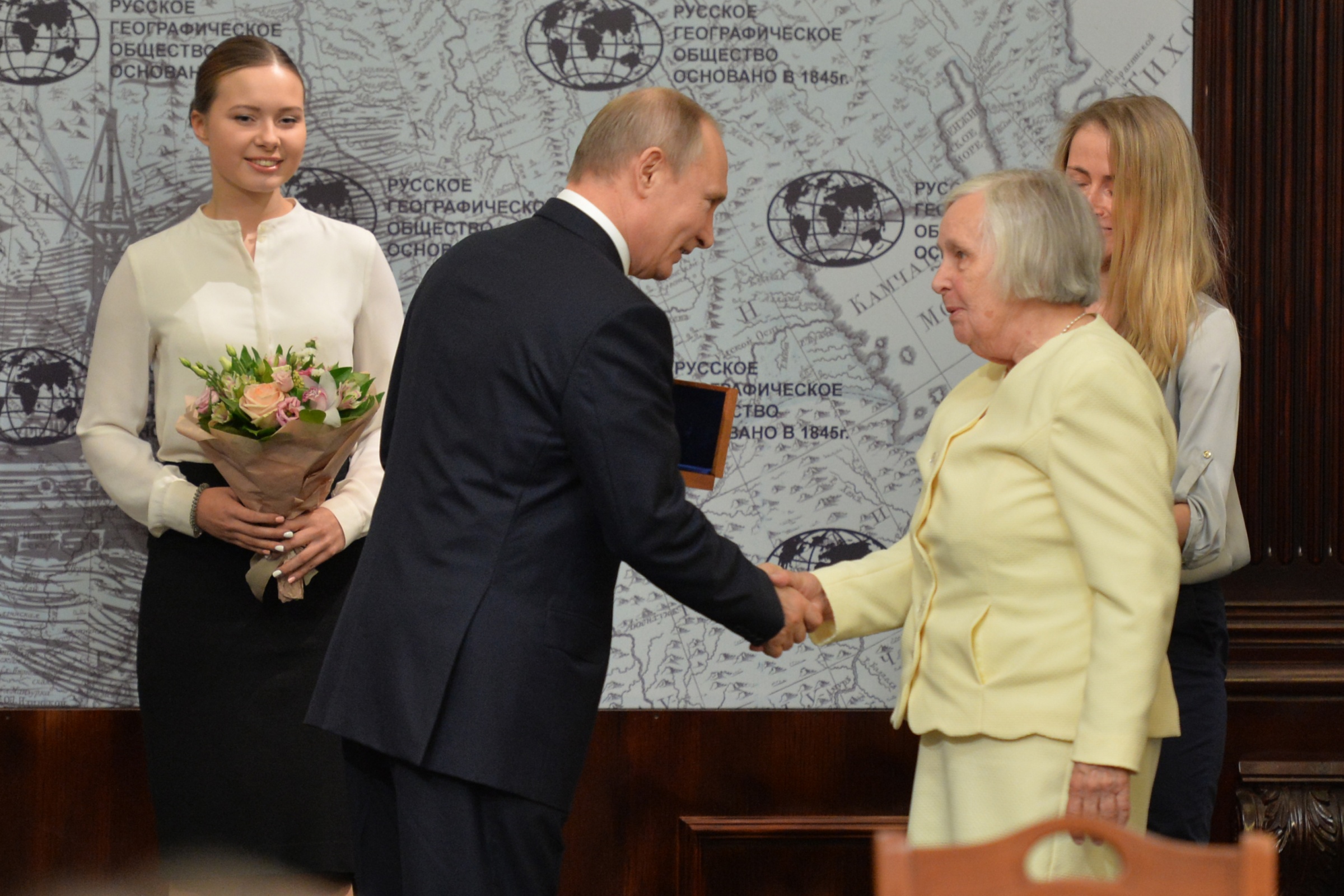 Председатель Попечительского Совета РГО Владимир Путин и профессор, доктор этнологии Улла Йохансен. Фото: пресс-служба РГО