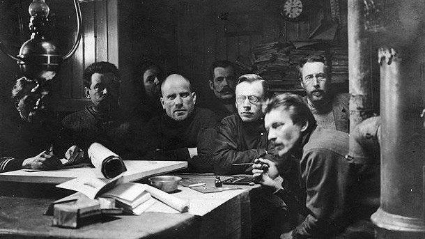 Экспедиция Г. Я. Седова. В кают-компании «Святого великомученика Фоки». Третий справа — В. Ю. Визе, пятый — Г. Я. Седов. Фото: wikipedia.org