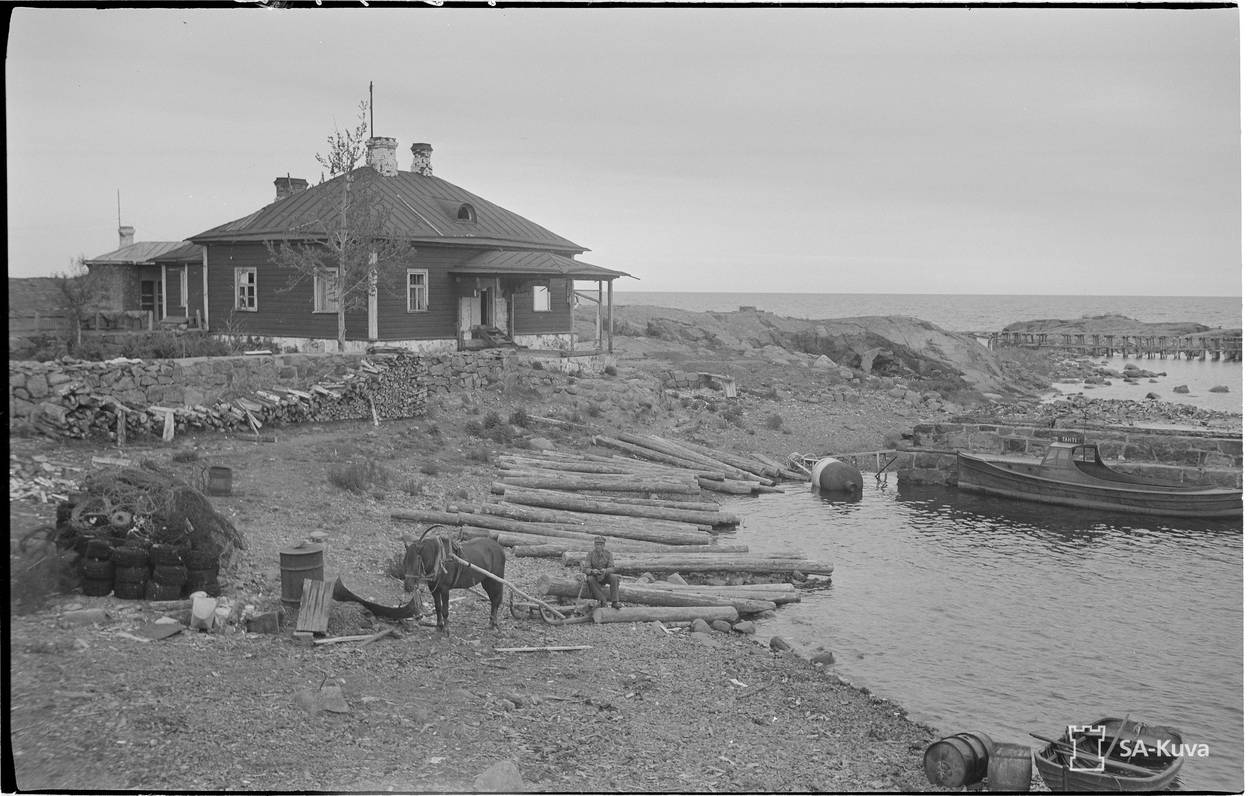 Вид на причал и дом смотрителя маяка. Фото предоставлено участниками экспедиции 