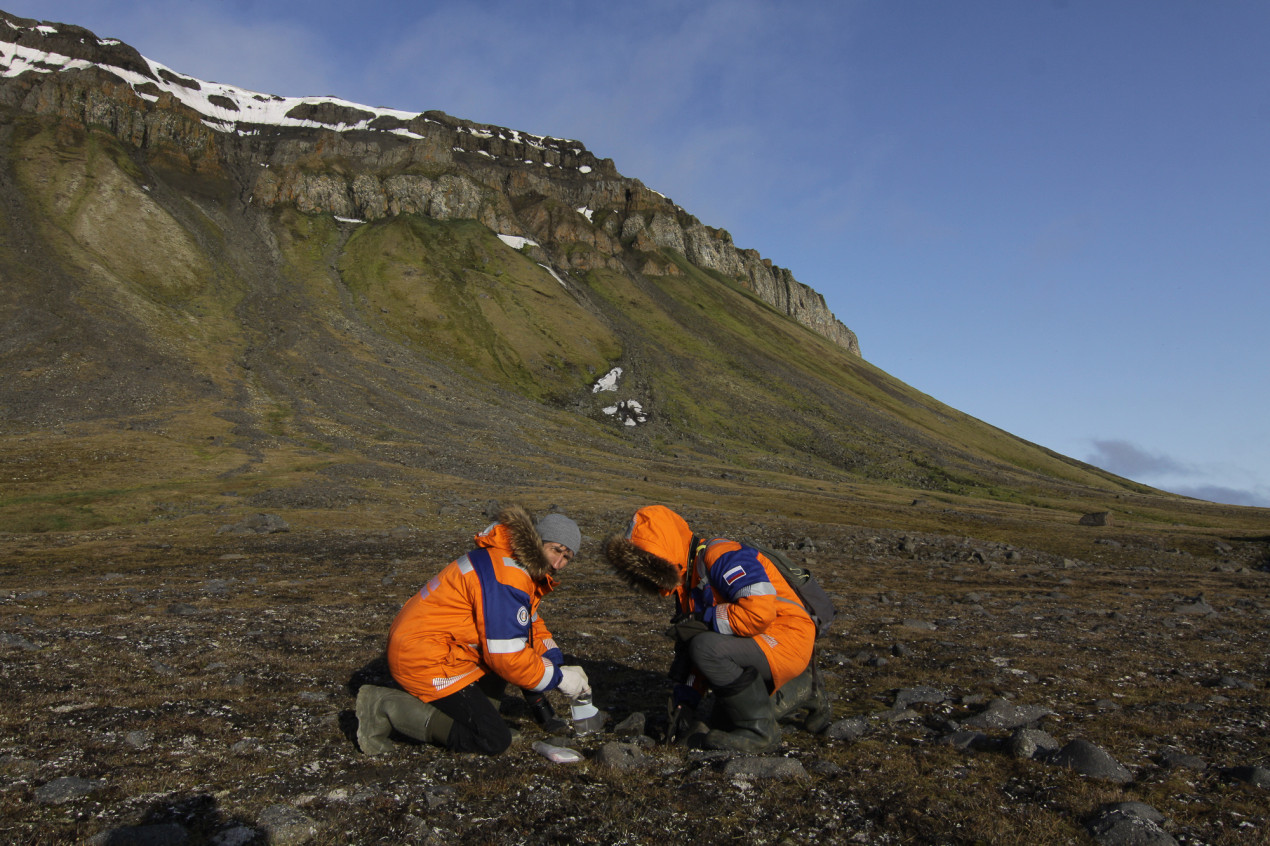 Ученые за работой. Фото: Леонид Круглов

