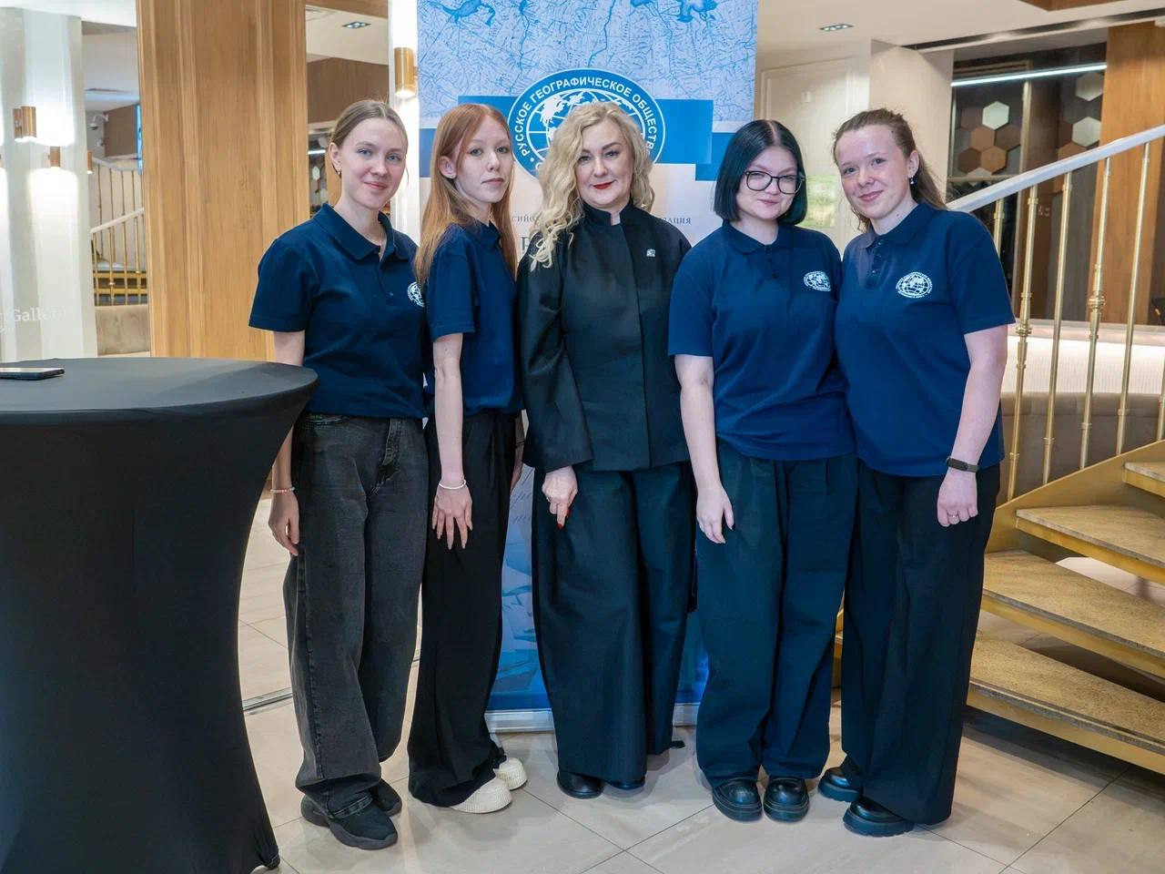 Ольга Гурьевских и активисты Молодежного движения Русского географического общества. Фото: А. Колмаков / Свердловское областное отделение РГО