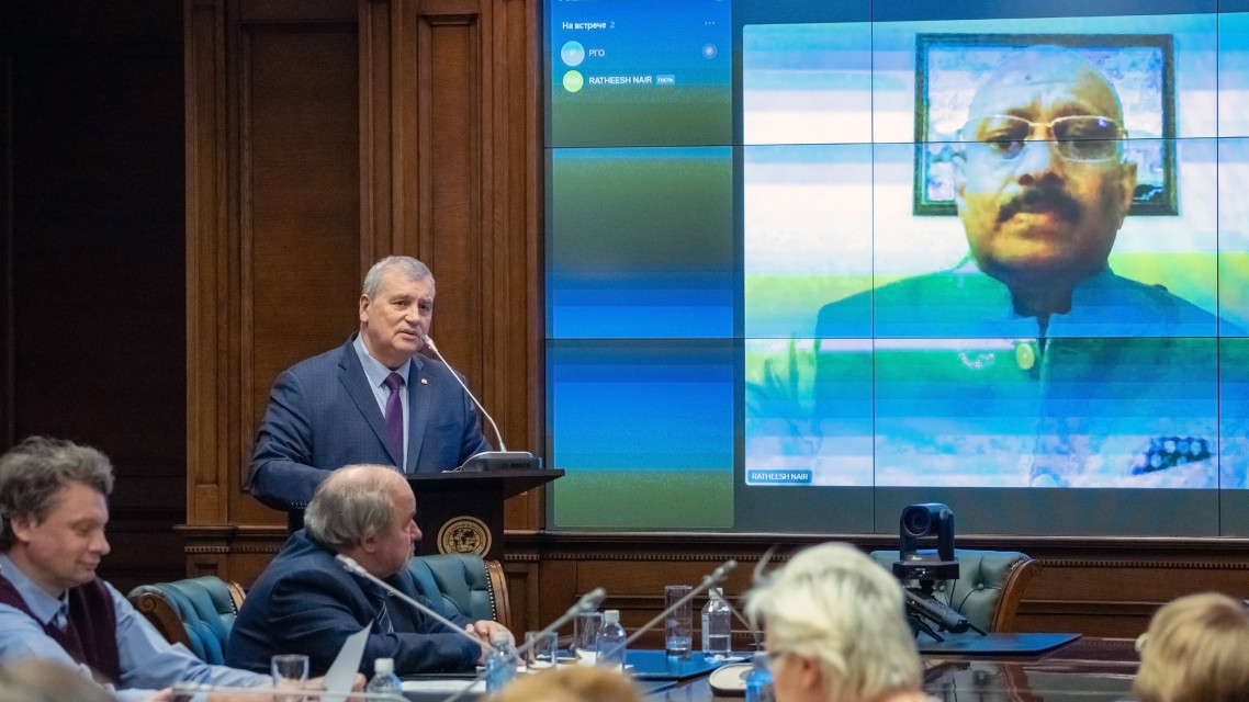 Александр Лобжанидзе положил начало разговору о России между Западом и Востоком. Фото: Владимир Нескоромный/пресс-служба РГО