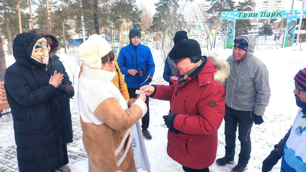 Ендон Гармаев вручает членский билет Наталье Черных. Фото: Наталья Васильева / Бурятское республиканское отделение РГО