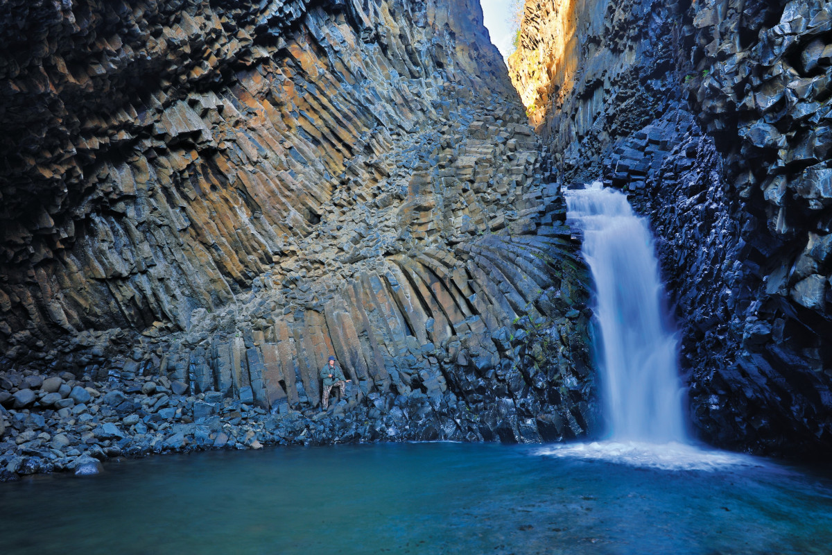 Водопад Каменный цветок. У чаши водопада, если приглядеться, можно увидеть автора. Фото: Владимир Горбатовский