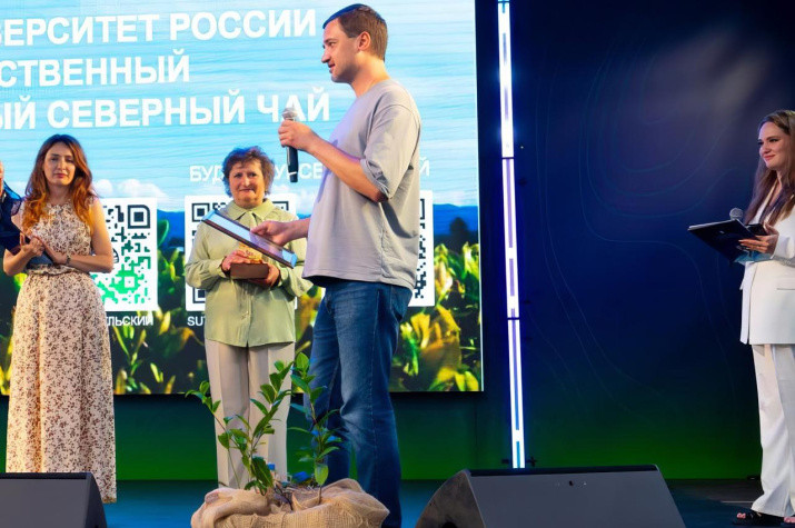 Церемония передачи чайных кустов представителям ботанического сада парка «Зарядье». Фото: пресс-служба Сочинского государственного университета