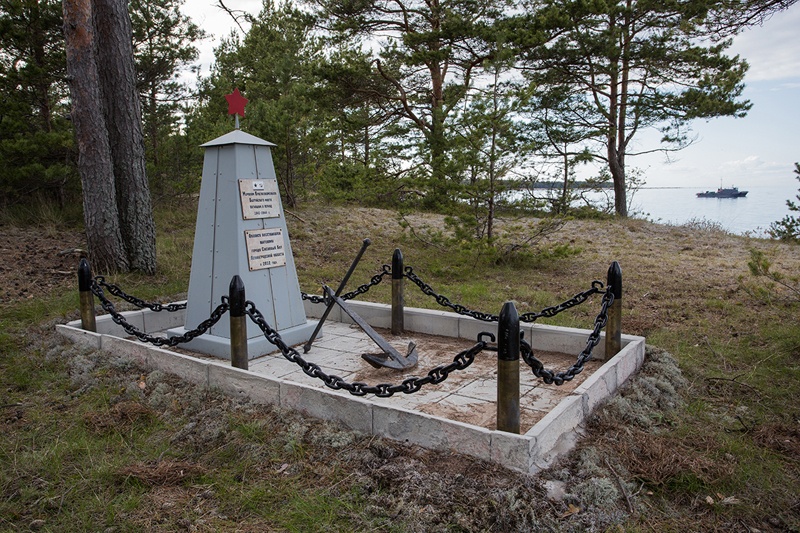 Памятный знак павшим при защите Ленинграда. Остров Малый