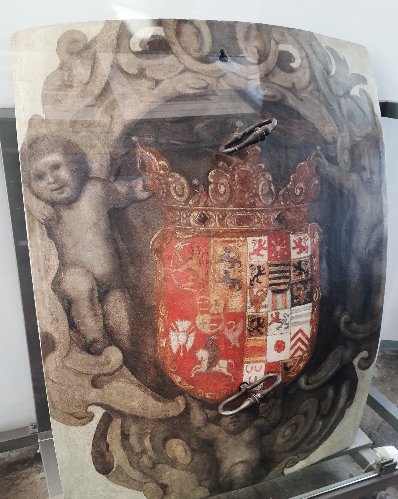 Дверь глобуса с гербом Фридриха III. Фото: Ольга Ладыгина