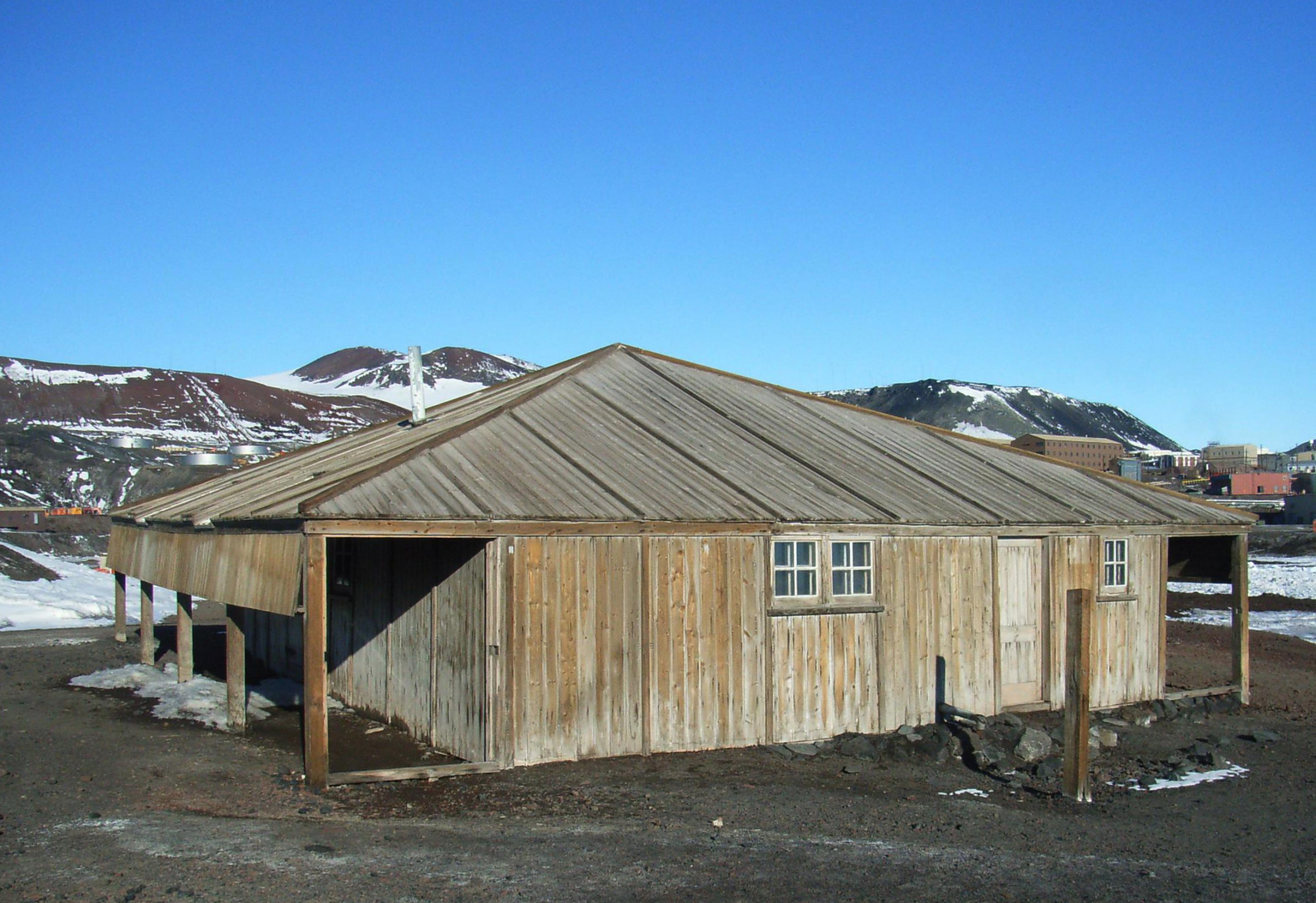 База экспедиции «Дискавери» на мысе Хат-Пойнт. Фото: wikipedia.org