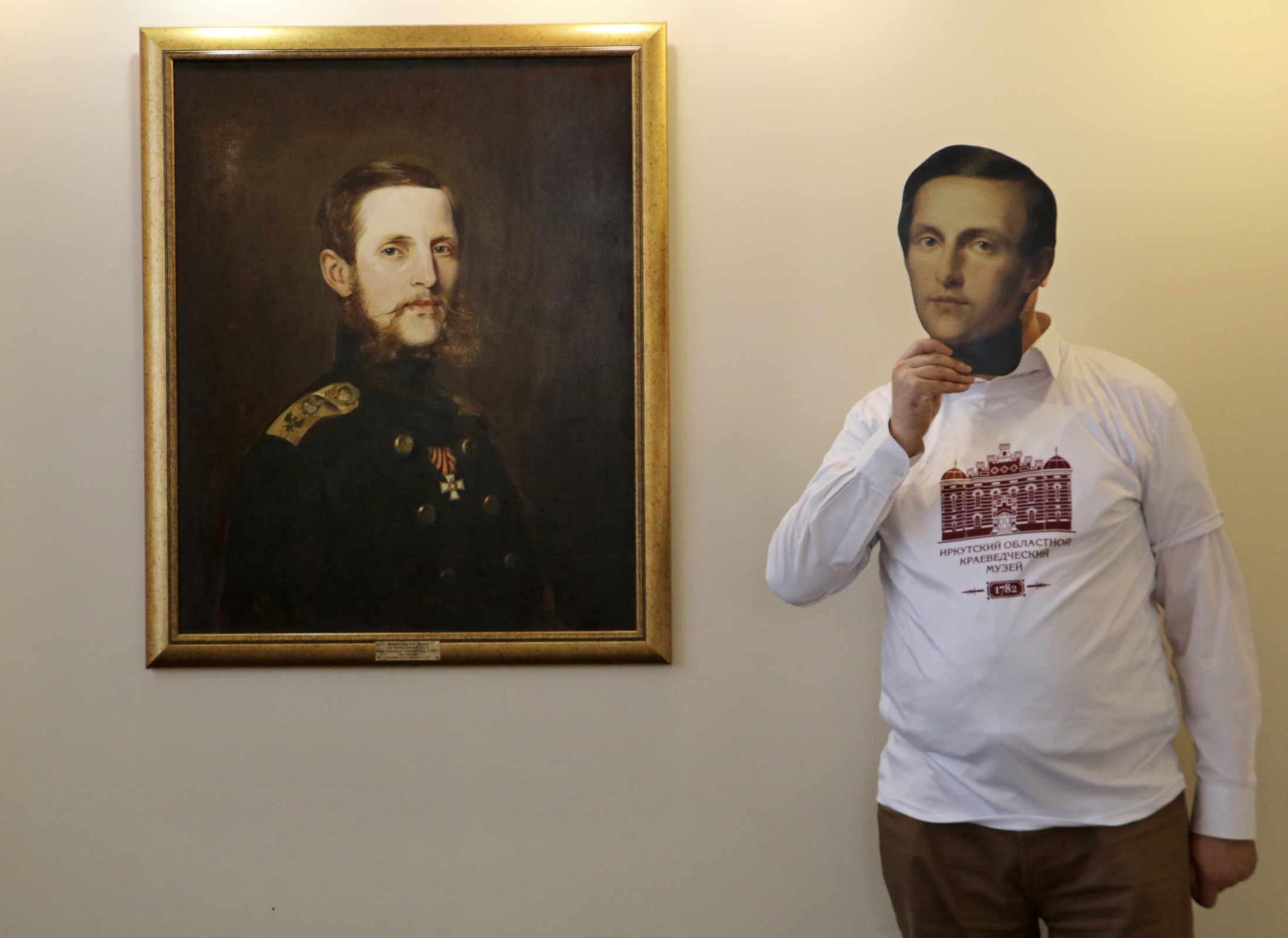 Артём Ермаков у портрета великого князя Константина Николаевича в Штаб-квартире РГО в Санкт-Петербурге. Фото: Екатерина Ступина