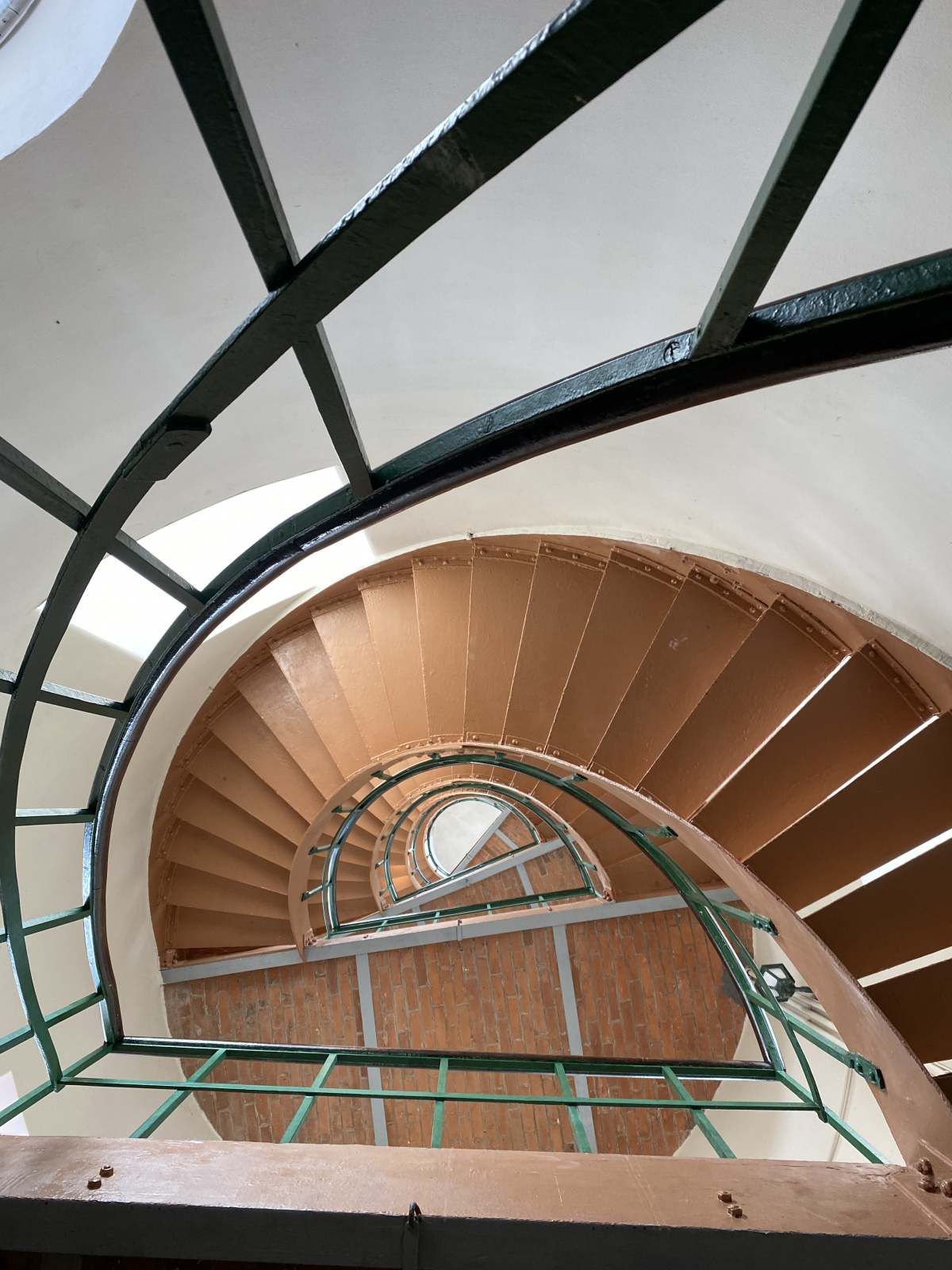 Винтовая лестница внутри маяка. Фото: Центр современной истории
