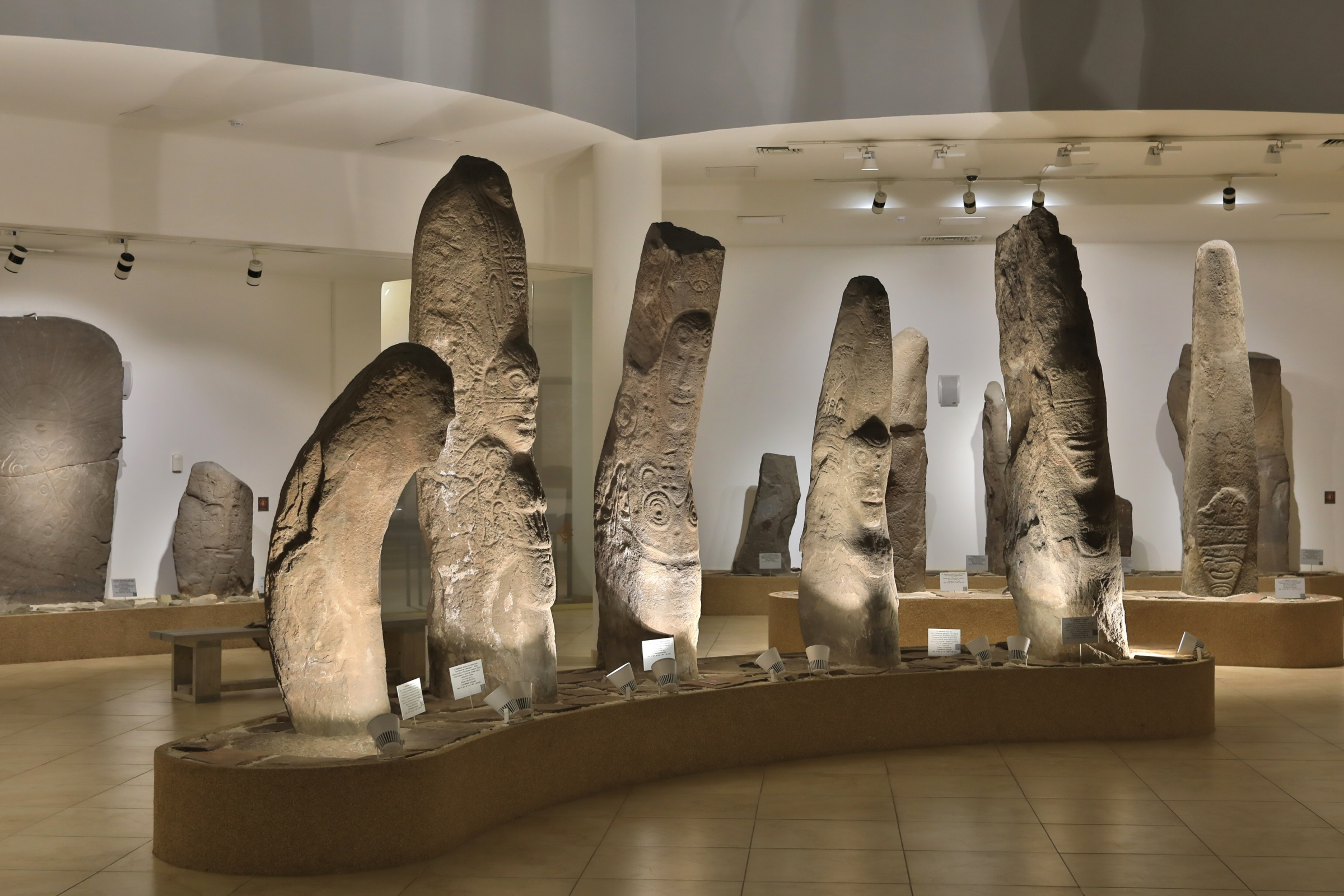Коллекция окуневских стел в Хакасском национальном музее. Фото: Владимир Горбатовский
