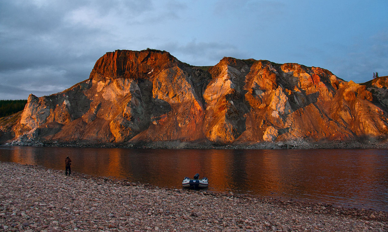Пестрые скалы на закате. Фото: wikipedia.org