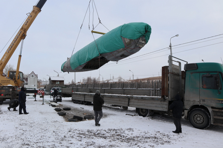 Установка фюзеляжа самолёта на грузовой автомобиль. Фото Красноярского краевого отделения РГО