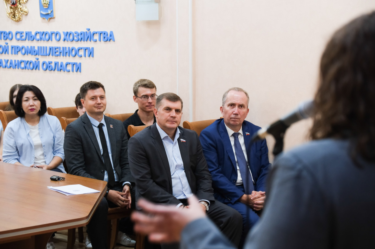 К открытию присоединился руководитель Молодежного центра РГО Астраханской области Виктор Занозин, школьники и активисты Молодежного движения РГО региона. Фото: пресс-служба Городской думы Астрахани