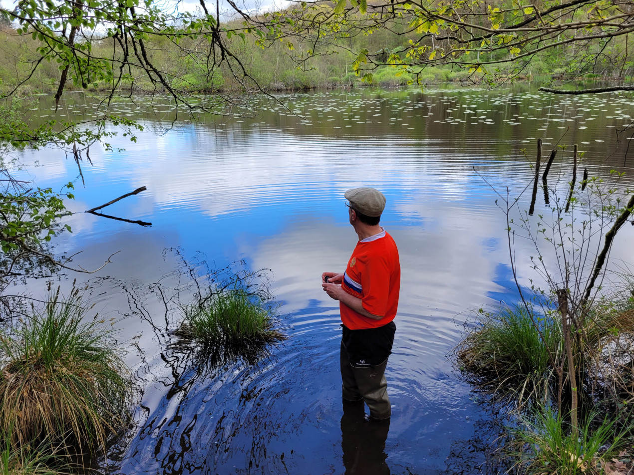 Limnology is far from an in-office discipline. Laurent Touchart studies a pond. Photos from the personal archive