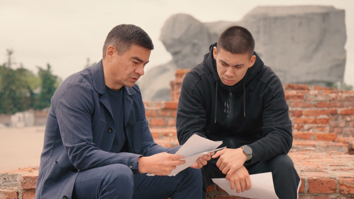 Отец и сын - Денис и Тимур Жарменовы в Брестской крепости. Кадр из фильма "Цитадель"