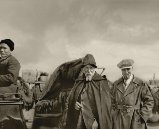 Николай Рерих (в центре) и Юрий Рерих (справа) на маршруте Центральноазиатской экспедиции, Карашар, Китайский Туркестан, март 1926 года. Фото‎ предоставлено Государственным музеем Востока