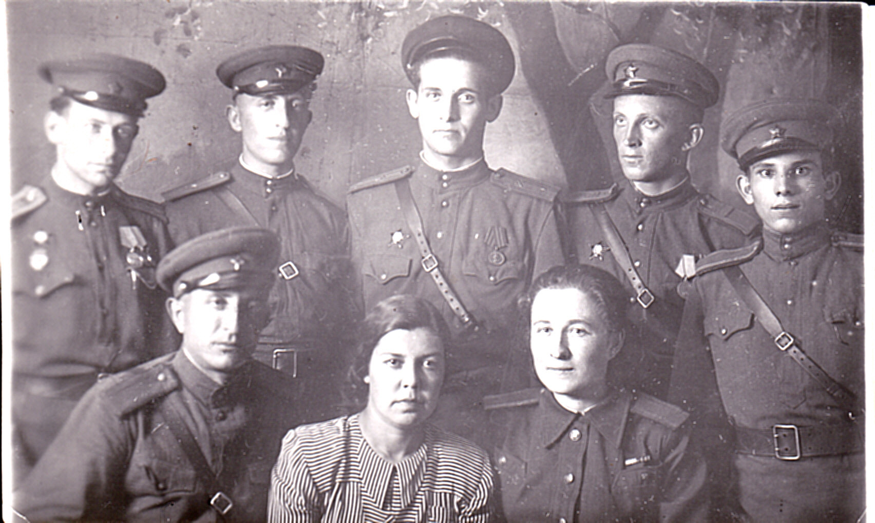 С однополчанами, 1945 г. (Ю.Г. Симонов второй справа в верхнем ряду). Фото: географический факультет МГУ.