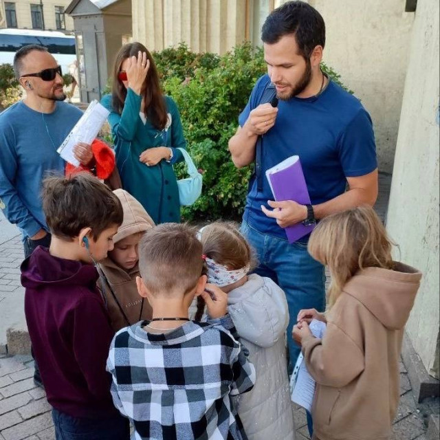 Путешествия интересны как взрослым, так и детям. Фото: Палеопарк России