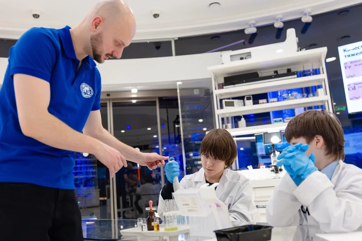 Особой популярностью у юных исследователей пользовались научные мастер-классы. Фото: музей «АТОМ»