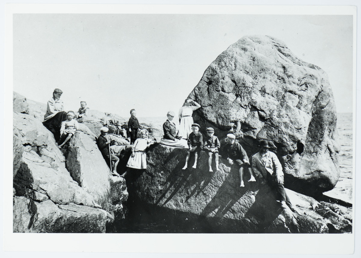 Семья смотрителя маяка Михаила Садовникова на Соммерсе в 1908 году. Фото: finna.fi/Александр Садовников