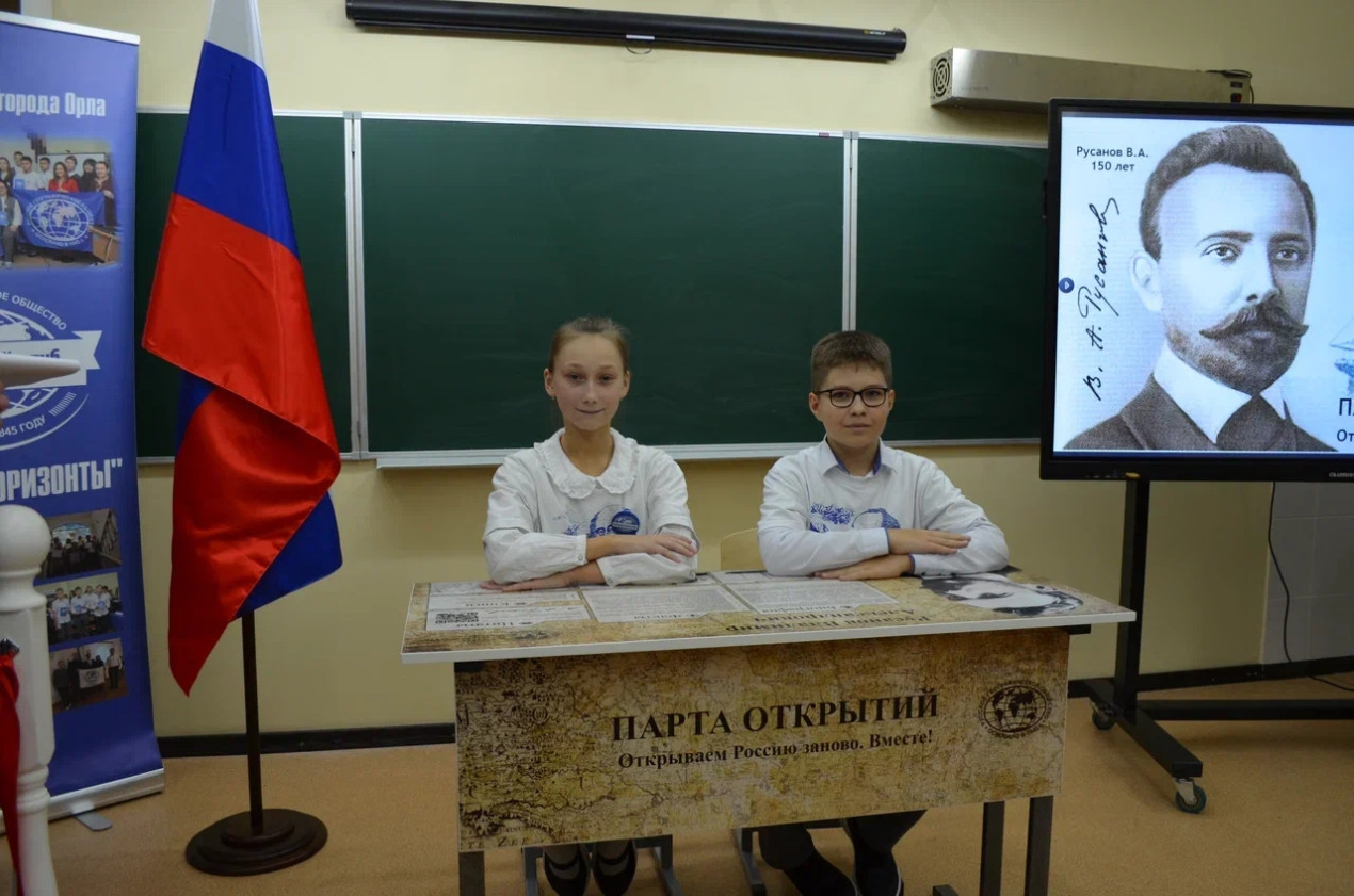 Первыми за парту сели активисты Молодежного клуба Анастасия Викторова и Даниил Федюшин. Фото: Ангелина Зинченко / Орловское областное отделение РГО