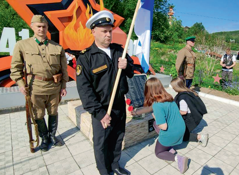 At the memorial to those who died on the hydrographic vessel “Meridian” in the village of Mishukovo. Photo provided by the participants of the expedition