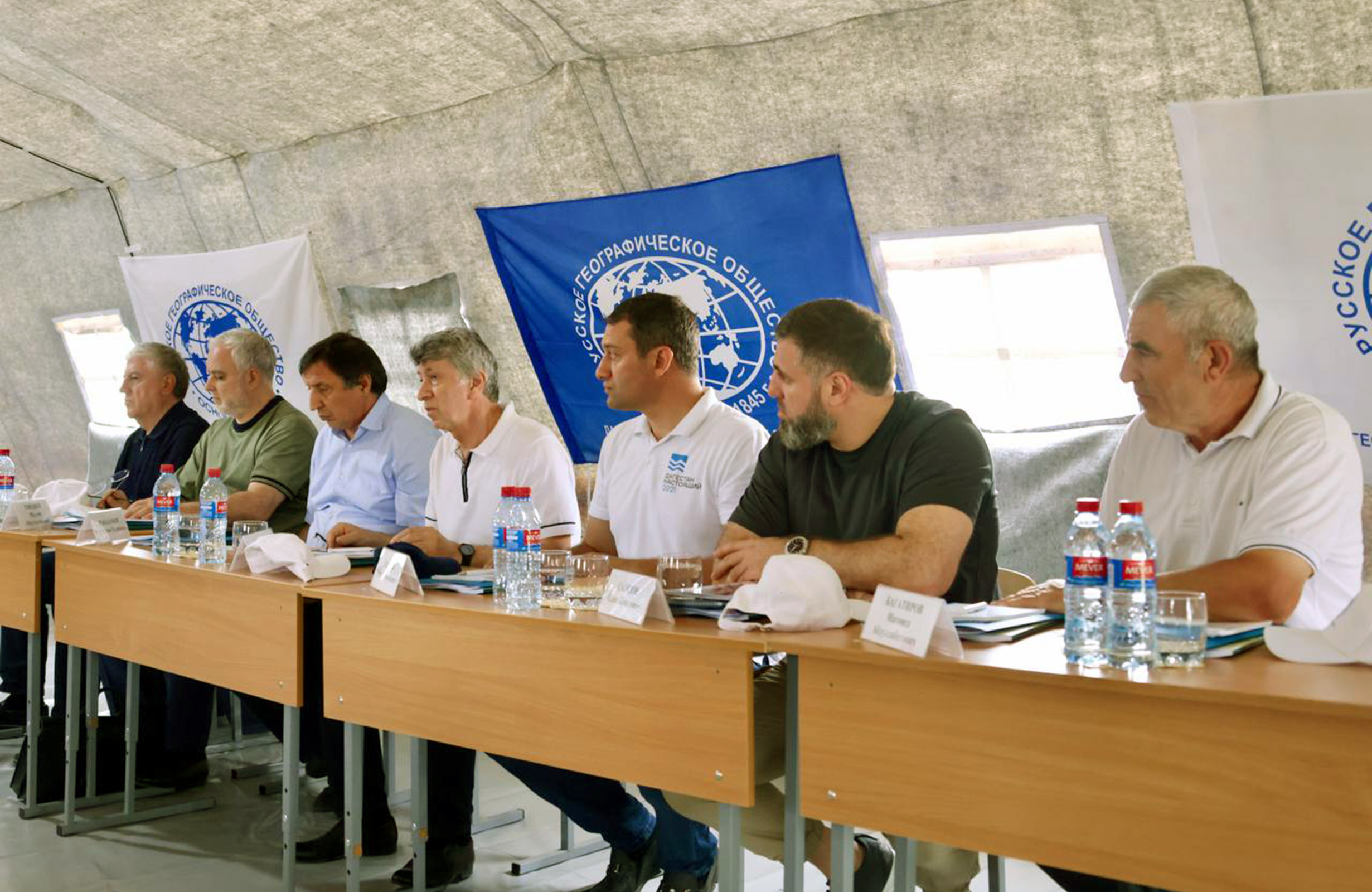 Муслим Гиндиев (второй слева) с докладом об итогах работы ДРО РГО за первое полугодие 2023 года. Фото: пресс-служба Главы Дагестана