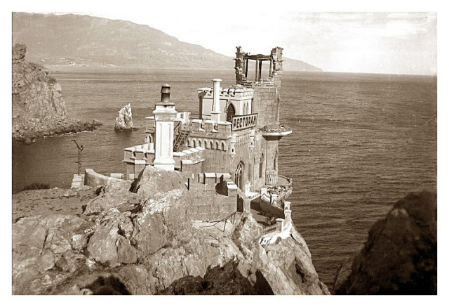 Ласточкино гнездо после Крымского землетрясения 1927 года. Фото: https://ru.wikipedia.org