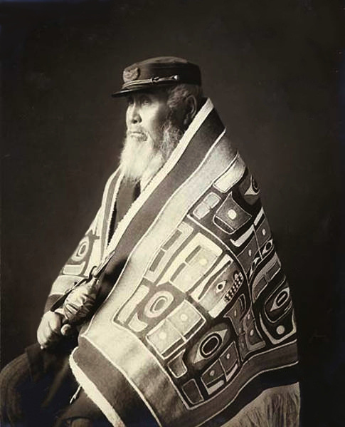 Вождь Анотклош в традиционном одеяле-чилкан с погремушкой в виде птицы в руке. Джуно, Аляска, 1913 год. Фото: wikipedia.org