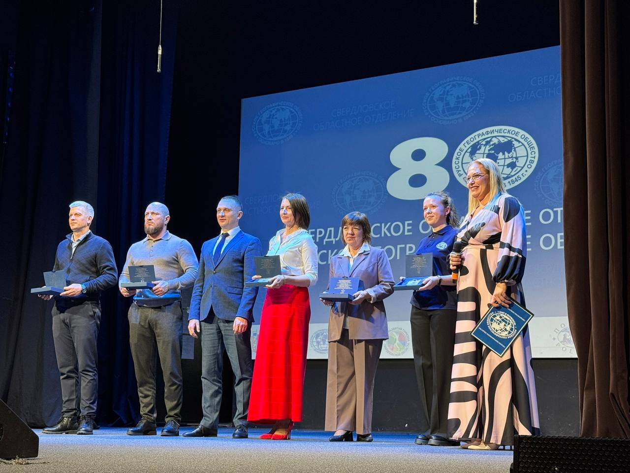 Артур Латыпов вручил членские билеты новым активистам. Фото: А. Колмаков / Свердловское областное отделение РГО