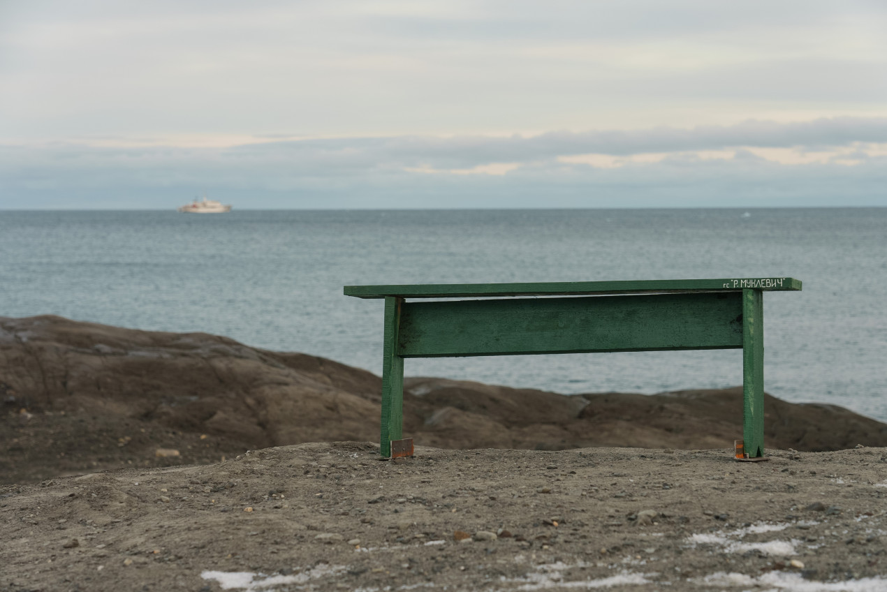 Будущие посетители нового острова смогут сфотографироваться, сидя на скамье, сделанной его первооткрывателями. Фото: Стас Толстенев 