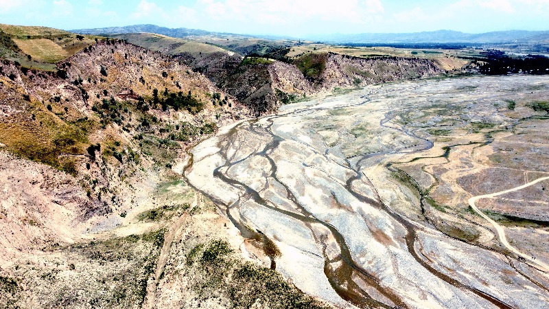 Общий вид протяженного обнажения правого борта реки Оби-Мазар. Фото: Реджеп Курбанов
