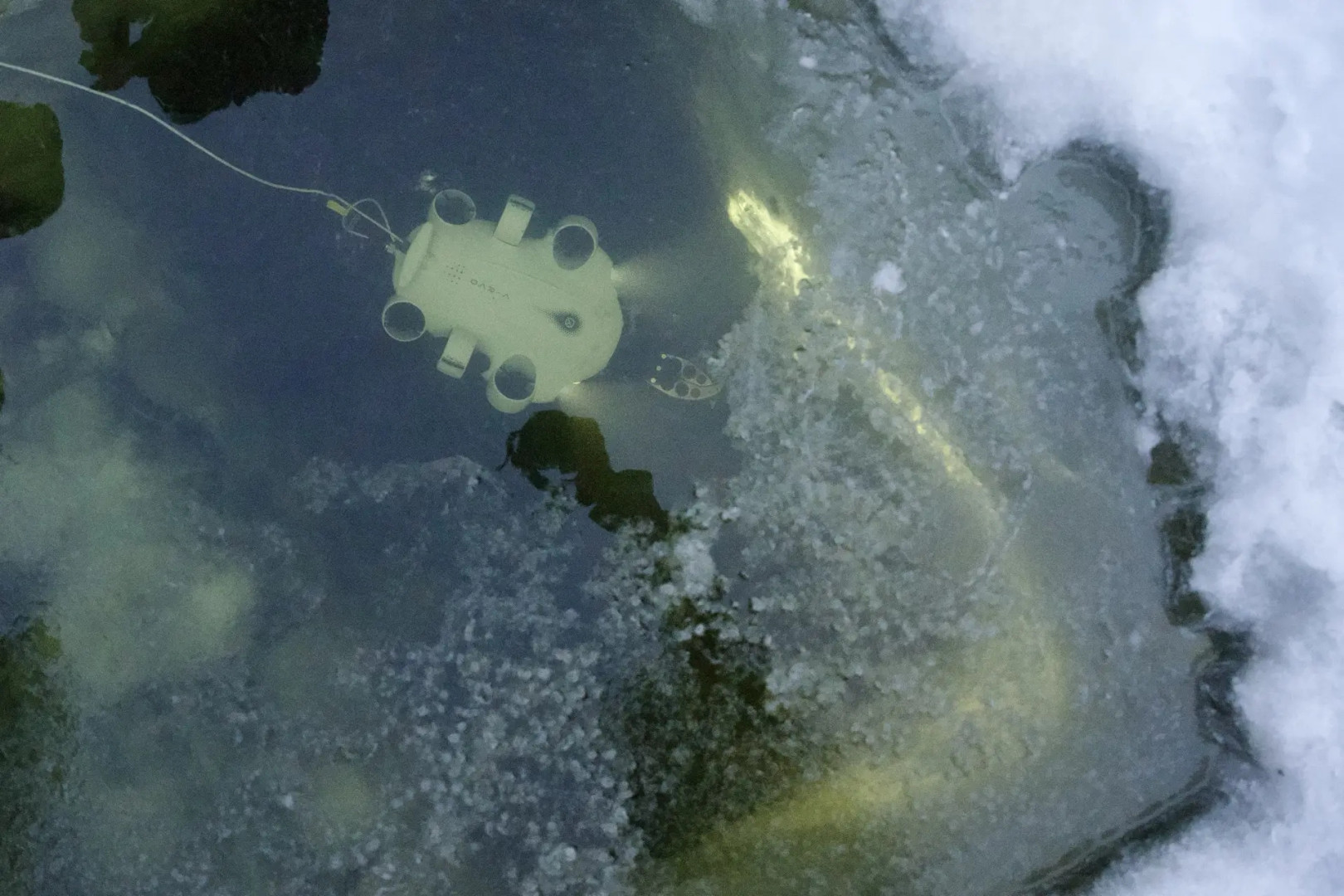 Under water and ice. Photo: Maksim Zverev / Krasnoyarsk Regional Branch of the RGS