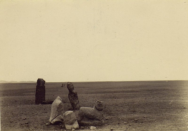 Пять каменных баб (статуй) в степи в долине реки Тамир, Монголия. Фото: https://goskatalog.ru