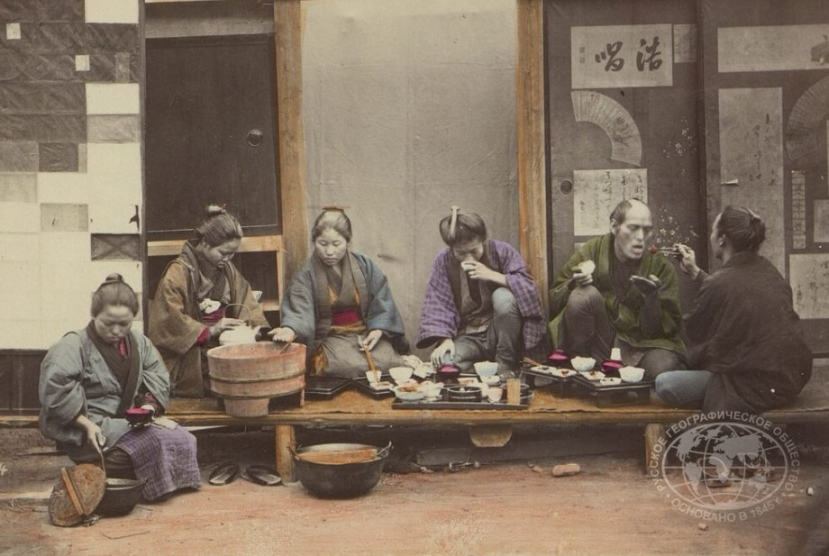 Обед. Угощение лакомым. 1880 год. Фото: Научный архив РГО