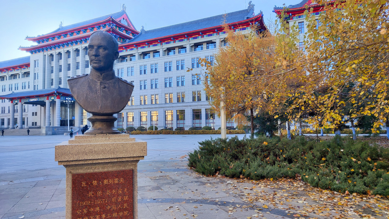 Бюст советского инженер Вадима Орехова на фоне Харбинского инженерного университета. Фото предоставлено Алиной Стеблянской