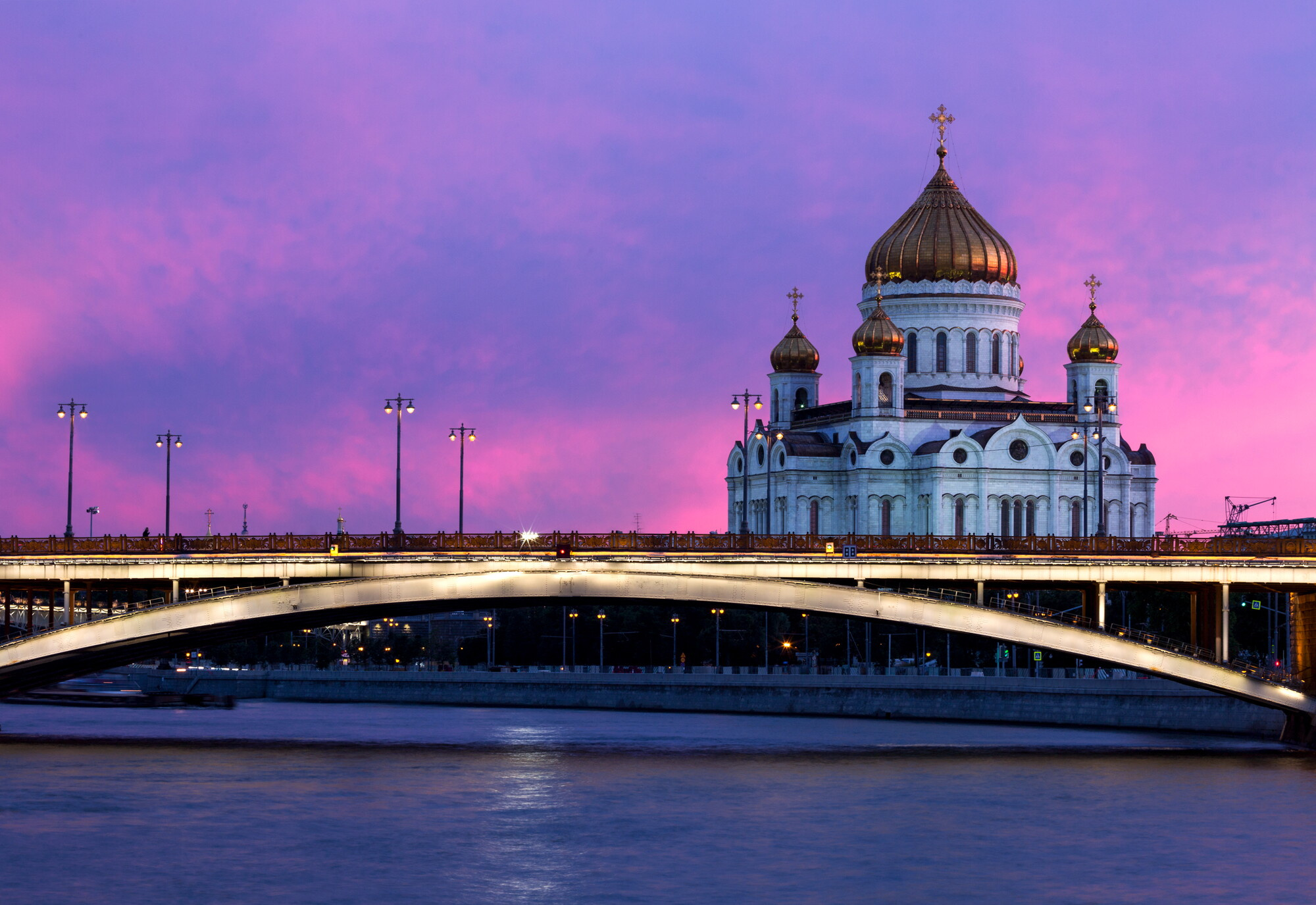 Храм Христа Спасителя в Москве вечером на фоне заката. Фото: Олег Иванов, участник конкурса РГО 
