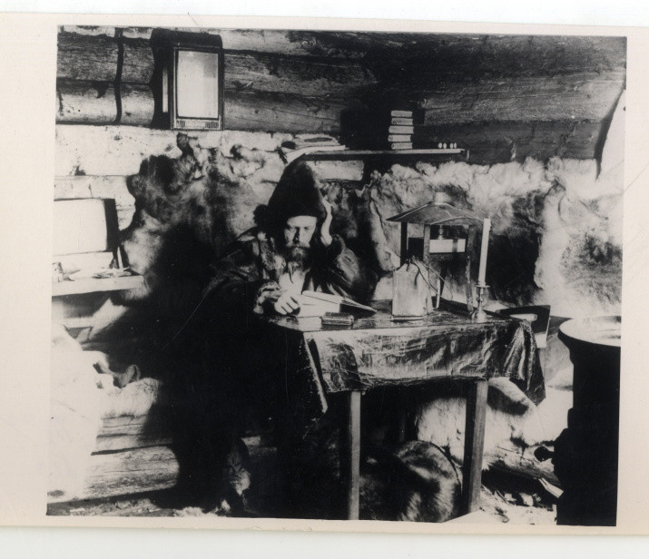 Э.В. Толль в избе. Фото из Научного архива РГО