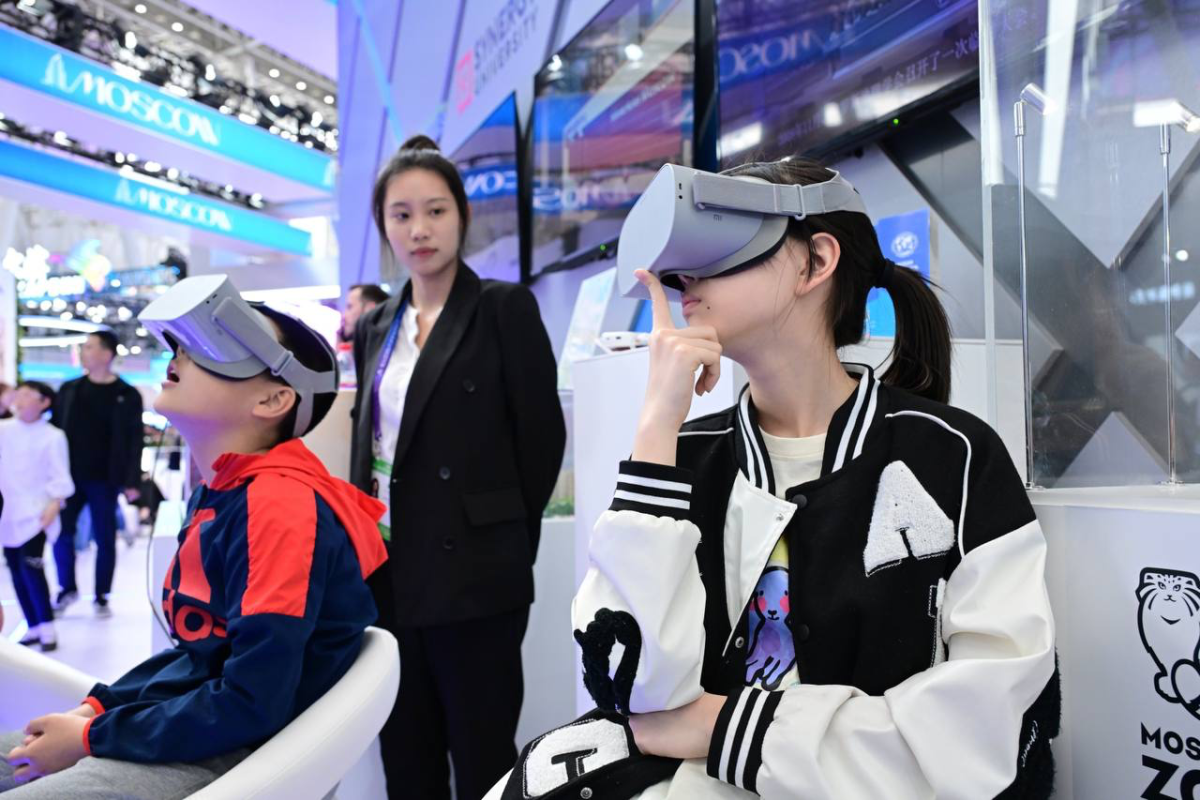 Guests of the exhibition. Photo: press service of the Department of Foreign Economic and International Relations of the City of Moscow